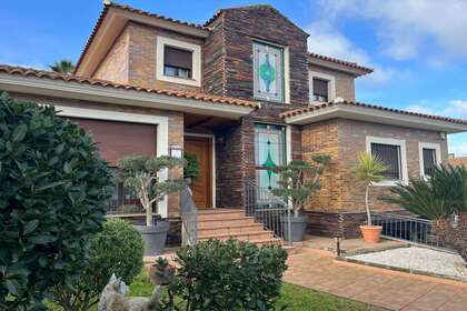 Dům Luxusní na prodej v Urbanización Golf Guadiana, Badajoz. 