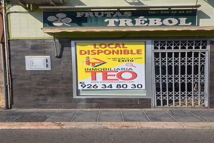 Handelspanden in Seis de Junio, Valdepeñas, Ciudad Real. 