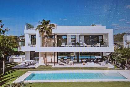 Villa Luxury for sale in La Milla de Oro, Marbella, Málaga. 