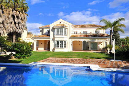 Cluster house for sale in Marbella, Málaga. 