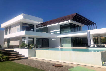 Таунхаус Продажа в Estepona, Málaga. 