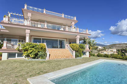 Cluster house for sale in Benahavís, Málaga. 
