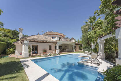Cluster house for sale in Nueva andalucia, Málaga. 