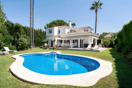 Cluster house for sale in Nueva andalucia, Málaga. 
