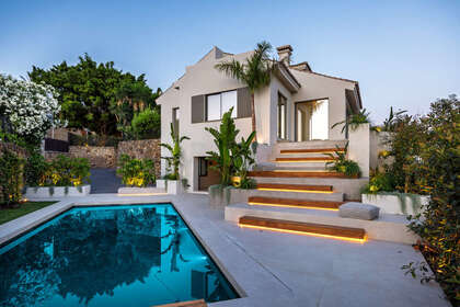 Cluster house for sale in Nueva andalucia, Málaga. 