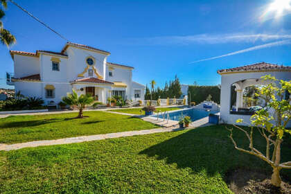 Cluster house for sale in Estepona, Málaga. 