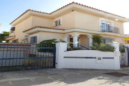 Cluster house for sale in Fuengirola, Málaga. 
