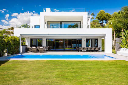 Cluster house for sale in Nueva andalucia, Málaga. 