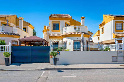 Rijtjeshuizen verkoop in Marina, La (Urbanizacion), Alicante. 