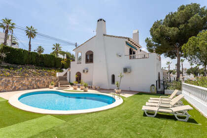 Řadový dům na prodej v Villamartín, Alicante. 