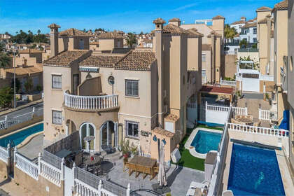Řadový dům na prodej v Villamartín, Alicante. 