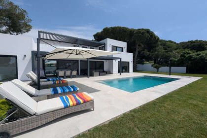 Cluster house for sale in Puerto de Cabopino, Marbella, Málaga. 