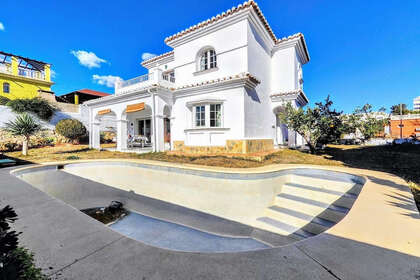 Řadový dům na prodej v Benalmádena, Málaga. 