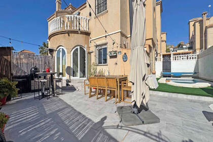 Huse til salg i Villamartín, Alicante. 