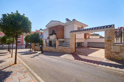 Cluster house for sale in Fuengirola, Málaga. 