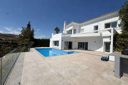 Cluster house for sale in Benahavís, Málaga. 