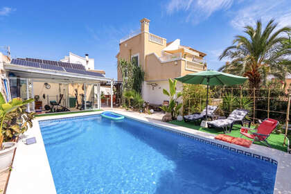 Řadový dům na prodej v Villamartín, Alicante. 