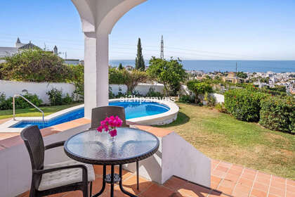 联排别墅 出售 进入 Nerja, Málaga. 
