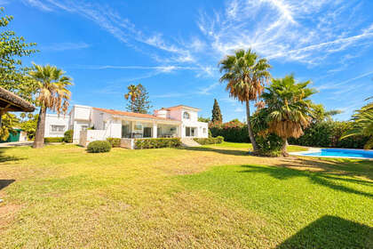 Cluster house for sale in El Paraiso, Estepona, Málaga. 