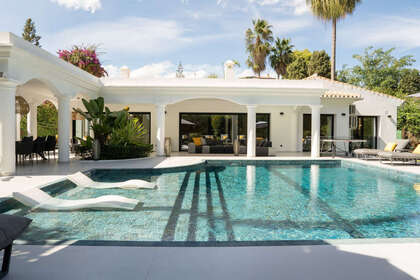 Cluster house for sale in El Paraiso, Estepona, Málaga. 
