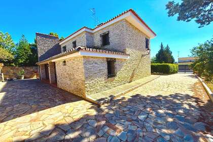 Chalet for sale in Almendralejo, Badajoz. 