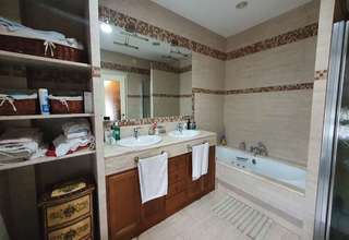 suite bathroom