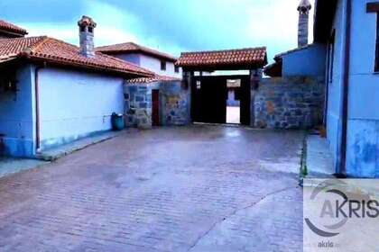 House for sale in Villacastín, Segovia. 