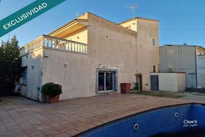 House for sale in Empuriabrava, Girona. 