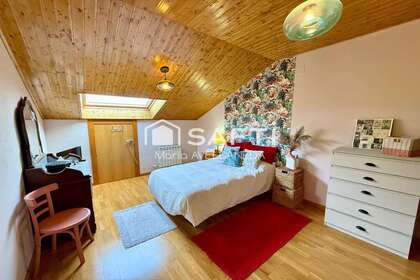 Duplex for sale in Villaquilambre, León. 