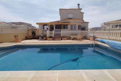 Domy v Castalla, Alicante. 