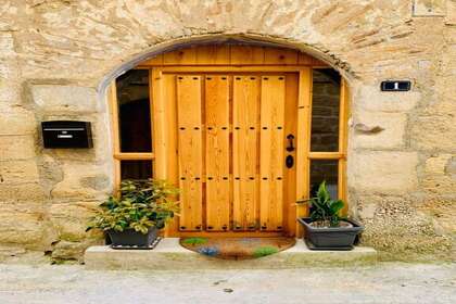 Townhouse for sale in Cella, Teruel. 