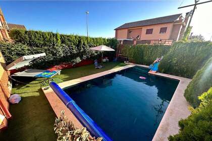 Semi-parcel huse til salg i Nuevo Valdepeñas, Ciudad Real. 