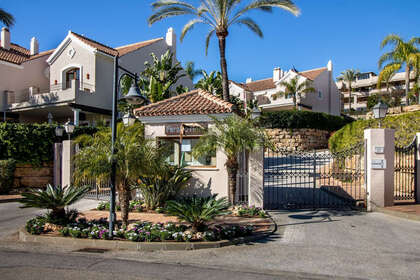 House for sale in El Paraiso, Estepona, Málaga. 