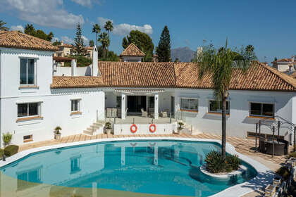 Cluster house for sale in El Paraiso, Estepona, Málaga. 