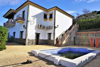 Cluster house for sale in Sayalonga, Málaga. 