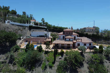 Cluster house for sale in Sayalonga, Málaga. 