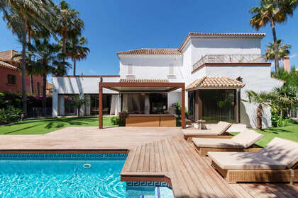 Cluster house for sale in Puerto Banús, Málaga. 