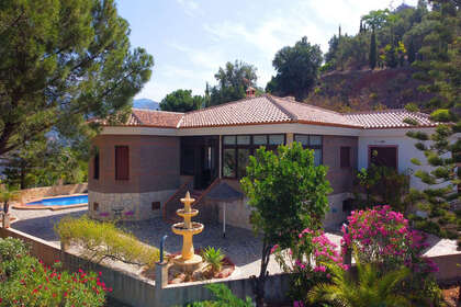 Cluster house for sale in Sayalonga, Málaga. 