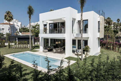 Cluster house for sale in El Paraiso, Estepona, Málaga. 