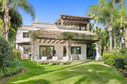 Cluster house for sale in Puerto Banús, Marbella, Málaga. 