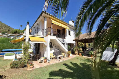 Cluster house for sale in Benahavís, Málaga. 