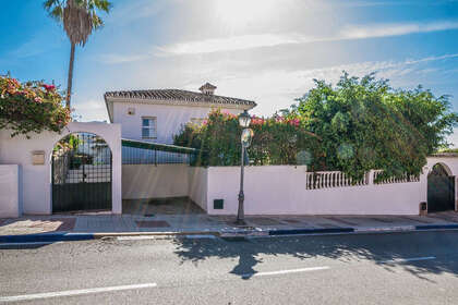 Cluster house for sale in Las Chapas, Málaga. 