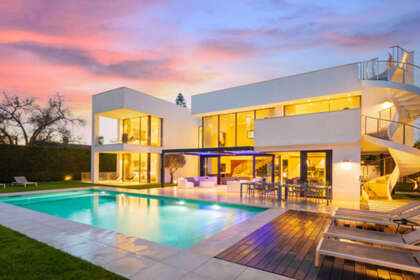 Cluster house for sale in Puerto Banús, Málaga. 