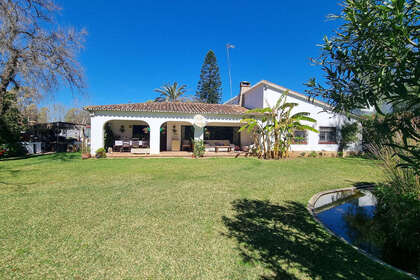 Cluster house for sale in Puerto Banús, Málaga. 