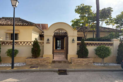 Cluster house for sale in El Paraiso, Estepona, Málaga. 