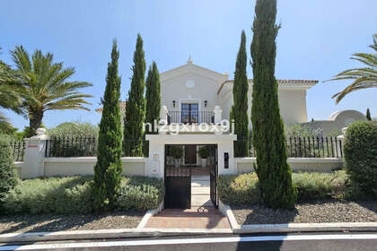 Cluster house for sale in El Paraiso, Estepona, Málaga. 