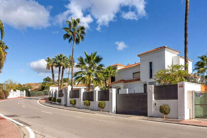 Cluster house for sale in Nueva andalucia, Málaga. 