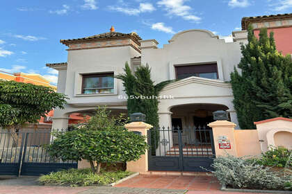 Cluster house for sale in Puerto Banús, Málaga. 