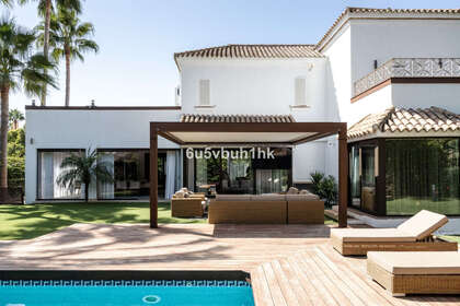 Cluster house for sale in Puerto Banús, Málaga. 