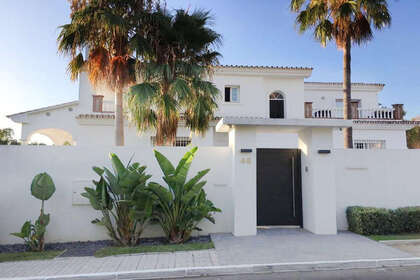 Chalet Adosado venta en Nueva andalucia, Málaga. 